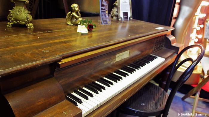 Das Piano aus dem gleichnamigen Film von Jane Campion, ausgestellt in einem Devotionalen-Museum in Neuseeland  Copyright: DW/Ulrike Sommer