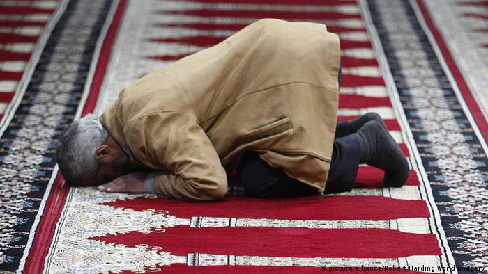 Muslim betet auf dem Flughafen von Amman - picture alliance/Robert Harding World Imagery