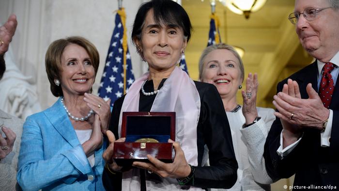 Aung San Suu Kyi recieves medal (EPA/MICHAEL REYNOLDS)