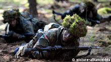 Soldiers in basic training 
(Photo: Maurizio Gambarini/dpa/lbn)