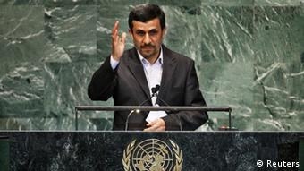 آقای احمدی‌نژاد سال گذشته همراه با ۱۲۵ نفر به نیویورک سفر کرد که ۱۴ نفر از همراهان را بستگان و اعضای خانواده وی تشکیل می‌دادند