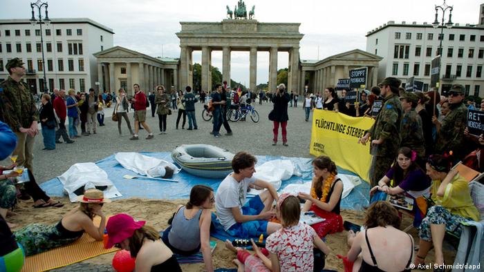 Protesta de activistas de Amnistía Internacional Alemania en Berlín, contra la deficiente prestación de socorro a los refugiados.