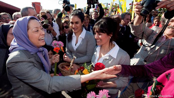 Die iranische Oppositionspolitikerin und Führungsmitglied der Volksmudschahedin, Marjam Radschawi, wird am Montag (22.03.2010) nach ihrer Landung am Flughafen in Berlin-Tegel von mehr als 500 iranischen Staatsbürgern begrüßt. Radschawi will während ihres dreitägigen Besuches in der Bundeshauptstadt mit Abgeordneten des Deutschen Bundestages politische Gespräche führen. Foto: Robert Schlesinger dpa/lbn +++(c) dpa - Bildfunk+++
