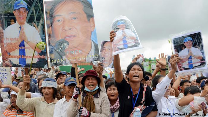 Supporters shout slogans as they hold up portraits of Mam Sonando during a protest near the Phnom Penh municipal court on October 1, 2012.  (Photo: Tang Chhin  Sothy) 