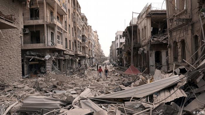 شهر حلب به شدت تخریب شده و صدها نفر تا کنون در این شهر کشته و زخمی شده‌اند