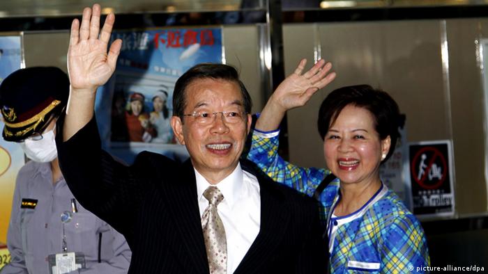 epa03420433 Former Taiwan premier and former opposition Democratic Progressive Party (DPP) chairman, Frank Hsieh (C) and his wife Yu Fang-chih (R) wave to reporters at the Taoyuan International Airport in Taipei, Taiwan, 04 October 2012 before flying to Xiamen and Beijing, China, to attend an international bartending contest. This is an ice-breaking trip for the DPP because DPP advocates Taiwan independence and its past and current leaders have refused to make contact with China, which sees Taiwan as its break-away province. EPA/DAVID CHANG