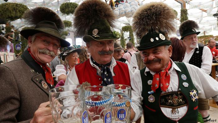 Посетители пивного праздника в традиционных баварских костюмах