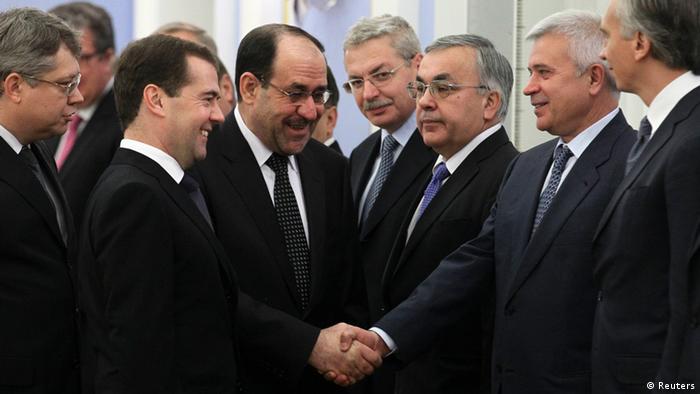 Russian Prime Minister Dmitry Medvedev (2nd L) and his Iraqi counterpart Nouri al-Maliki (3rd L) greet delegation members during their meeting at the Gorki residence outside Moscow October 9, 2012. REUTERS/Ekaterina Shtukina/RIA Novosti/Pool (RUSSIA - Tags: POLITICS) THIS IMAGE HAS BEEN SUPPLIED BY A THIRD PARTY. IT IS DISTRIBUTED, EXACTLY AS RECEIVED BY REUTERS, AS A SERVICE TO CLIENTS