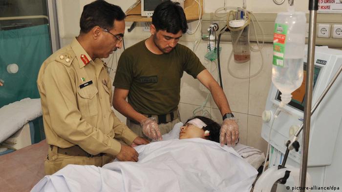 Army doctors treating Malala Yousafzai, a Pakistani teenager who was shot and wounded in Swat, following her shifting to Peshawar Pakistan, 09 October 2012. 
 EPA/ISPR HANDOUT HANDOUT EDITORIAL USE ONLY +++(c) dpa - Bildfunk+++ 