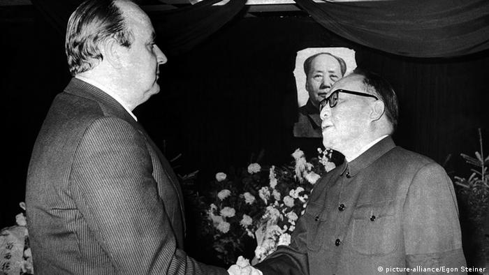 Bundesaußenminister Hans-Dietrich Genscher (l) spricht am 13.09.1976 in Bonn dem chinesischen Botschafter in Deutschland, Wang Shu (r), sein Beileid zum Tode des Parteivorsitzenden Mao-Tse-Tung (Foto im Hintergrund) aus.