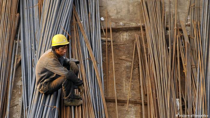 ARCHIV - Ein Wanderarbeiter ruht sich auf Stahlstreben auf einer Baustelle in Jinan aus (Archivfoto vom 30.08.2009). Die chinesische Wirtschaft ist im ersten Quartal mit 8,1 Prozent deutlich langsamer als erwartet gewachsen. Es ist der geringste Anstieg in der zweitgrößten Volkswirtschaft seit fast drei Jahren, wie das Statistikamt am Freitag in Peking mitteilte. Die obersten Wirtschaftslenker hatten vor zwei Wochen noch mit 8,4 Prozent Wachstum im Vergleich zum Vorjahreszeitraum gerechnet. Foto: EPA/WU HONG +++(c) dpa - Bildfunk+++