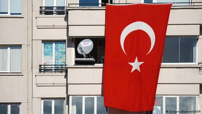 [29599264] Türkische Nationalflagge in Istanbul
Die Nationalflagge der Republik Türkei an einem Wohnblock in Taksim. Istanbul, Provinz Istanbul, Türkei, 23.11.2008 