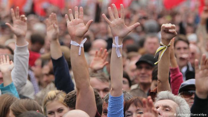 epa03398740 Participants of so called March of Millions opposition rally react raising their hands in the center of Moscow, Russia 15 September 2012. Thousands people took part in the anti-Putin protest demanding freedom for political prisoners, stopping repressions, social justice, fair power and free Russia without Putin. EPA/SERGEI ILNITSKY 