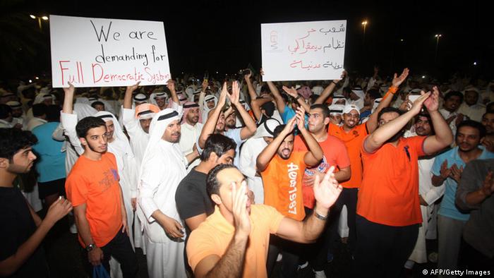 مخالفان مدعی‌اند که تظاهرات روز یک‌شنبه بزرگترین تجمع اعتراضی در تاریخ کویت است