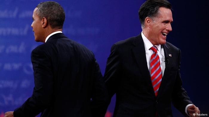 Obama na Romney wakipishana njia.
