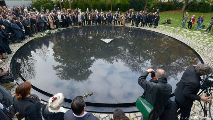Das Denkmal für die im Nationalsozialismus ermordeten Sinti und Roma wird am 24.10.12 in Berlin eingeweiht. Knapp 70 Jahre nach Kriegsende wurde am Mittwoch in Berlin das Denkmal für die 500.000 von den Nazis ermordeten Sinti und Roma eingeweiht. Foto: Rainer Jensen/dpa +++(c) dpa - Bildfunk+++ 