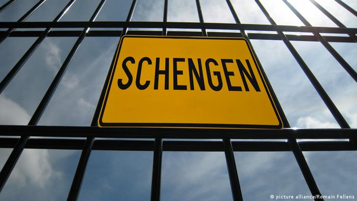 Решетка с табличкой, на которой написано Шенген