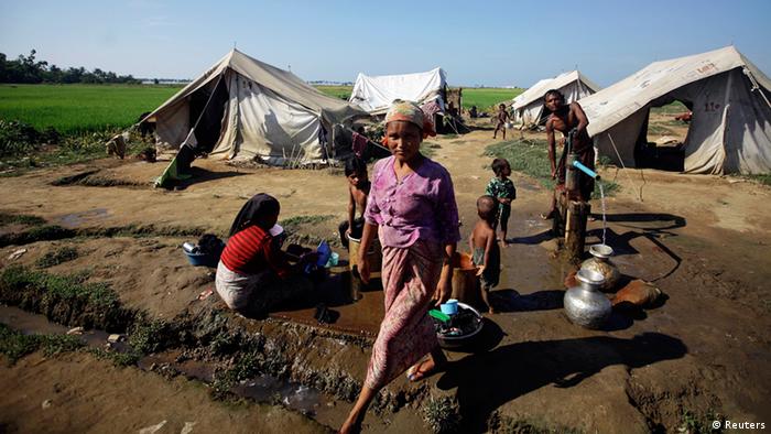 a refugee camp for Muslims outside Sittwe October 30, 2012. REUTERS/Soe Zeya Tun (MYANMAR - Tags: RELIGION CIVIL UNREST)