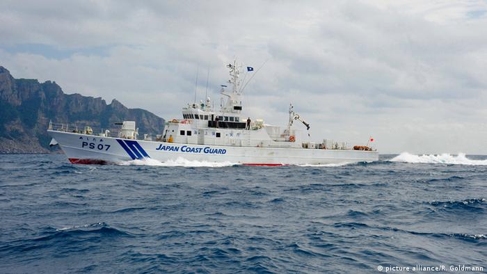 Die japanische Küstenwache patrouilliert am Freitag, 21. September 2012 im ostchinesischen Meer vor den Senkaku-Inseln. Japanese Coast Guard vessel in front of Uotsuri Jima ( Diaoyu Dao ), Senkaku Islands ( Diaoyu Islands ). Die Senkaku-Inseln ( Senkaku-shoto ) oder Diaoyu(tai)-Inseln ( Diaoyu Dao jiqi bufen fushu daoyu ‚ Diaoyu Dao ) sind eine unbewohnte Inselgruppe auf dem Festlandsockel im Ostchinesischen Meer etwa 200 km nordöstlich von Taiwan und 300 km westlich von Okinawa ( Japan ). Foto: Ralph Goldmann *** Local Caption *** 