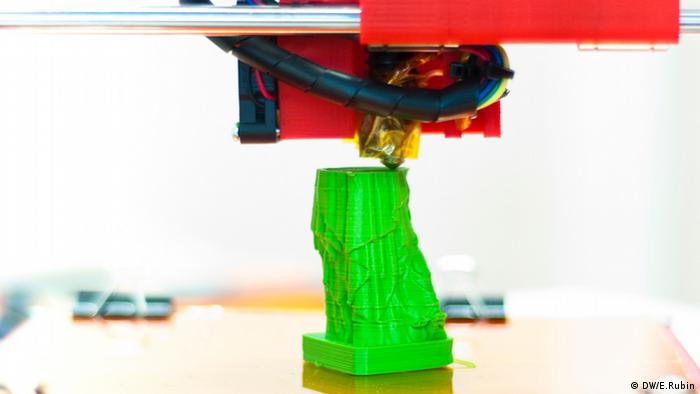 An image of a 3D printer
(Copyright: DW/Eliran Rubin)
