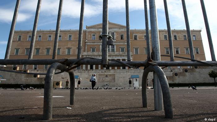Police fences protect the Greek parliament 
Photo:Thanassis Stavrakis/AP/dapd