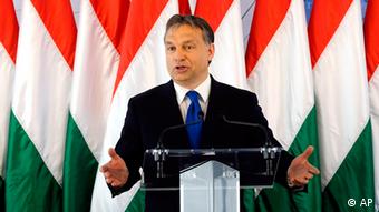 Orban speaking in front of a row of Hungarian flags
Photo:MTI, Zsolt Czegledi/AP/dapd