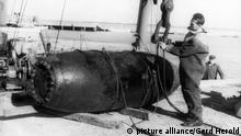 Blick auf eine Fünf-Tonnen-Bombe am 14.10.1961 am Strand von Helgoland. Bei der Bombe aus dem 2. Weltkrieg, die von der britischen Luftwaffe abgeworfen wurde, handelt es sich vermutlich um die größte die während des Krieges auf Deutschland abgeworfen wurde. Der 3,60m lange Blindgänger wurde bei starkem Seegang vom Chef der schleswig-holsteinischen Munitionsräumgruppe, Klaus Kinder, unter Wasser entschärft und dann geborgen. 