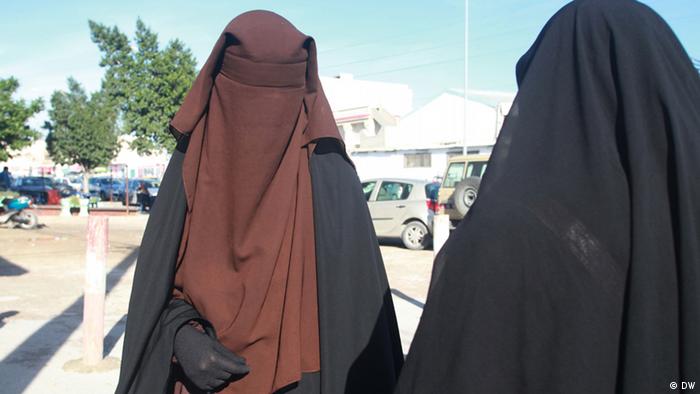 Women with Niqab in Tunis streets (Oktober 2012); Copyright: DW/Taib Kadri