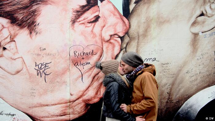 Парочка целуется на фоне ''Братского поцелуя''
