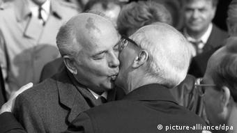 Дубль второй: братский поцелуй Хонеккера с Горбачевым