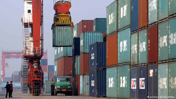 Containers at harbour
EPA/HOW HWEE YOUNG (zu dpa 0135 vom 05.03.2012) +++(c) dpa - Bildfunk+++ 