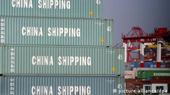 ARCHIV - Container stapeln sich auf dem Gelände der Shanghai Pudong International Container Terminal LTD auf einem der größten Conatinerhafen der Welt in Shanghai (Archivfoto vom 09.10.2003). China kritisiert die «Schuldensucht» der USA, müsste sich aber eigentlich an die eigene Nase packen. Denn auf eine ähnlich ungesunde Weise ist China selbst abhängig von seinen exzessiven Exporten in die USA. Das riesige Handelsungleichgewicht zwischen den beiden größten Volkswirtschaften zählt schon lange zu den ungelösten Problemen der Weltwirtschaft. EPA/QILAI SHEN (zu dpa 0314) +++(c) dpa - Bildfunk+++ 