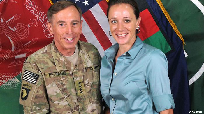 El ex jefe de la CIA, David Petraeus, y su biógrafa y amante Paula Broadwell. 
