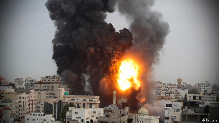 An explosion and smoke are seen after Israeli strikes in Gaza City November 17, 2012. Israeli aircraft pounded Hamas government buildings in Gaza on Saturday, including the building housing the prime minister's office, after Israel's Cabinet authorised the mobilisation of up to 75,000 reservists, preparing the ground for a possible invasion into Gaza. REUTERS/Suhaib Salem (GAZA - Tags: CIVIL UNREST MILITARY POLITICS TPX IMAGES OF THE DAY)