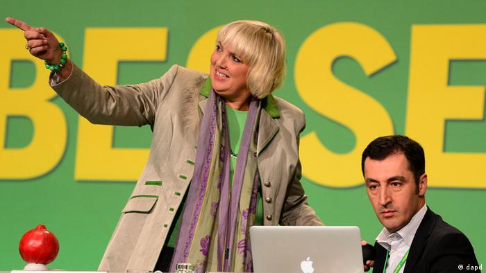 Claudia Roth (esq.) e Cem Özdemir continuam mandato frente aos verdes