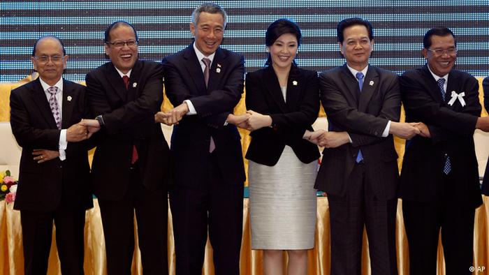 From left to right, Myanmar's President Thein Sein, Philippines' President Benigno Aquino III, Singapore's Prime Minister Lee Hsien Loong, Thailand's Prime Minister Yingluck Shinawatra, Vietnam's Prime Minister Nguyen Tan Dung, Cambodia's Prime Minister Hun Sen, pose for a photo after singing ceremony of adoption of the ASEAN Human Rights Declaration during the 21st Association of Southeast Asian Nations, or ASEAN Summit in Phnom Penh, Cambodia, Sunday, Nov. 18, 2012. (Foto:Vincent Thian/AP/dapd)
