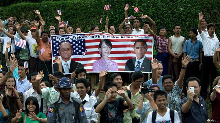 The crowd cheers as U.S. President Barack arrives at Myanmar opposition leader Aung San Suu Kyi's residence in Yangon, Myanmar, Monday, Nov. 19, 2012. Launching a landmark visit to long shunned Myanmar, Obama said Monday he comes to extend the hand of friendship to a nation moving from persecution to peace. (Foto:Carolyn Kaster/AP/dapd)