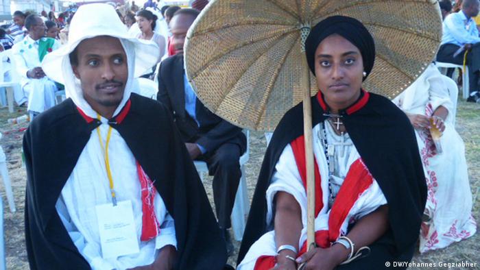 Ethopian man and woman in traditional clothing at wedding ceremony. Autor/Copyright: Yohannes Gegziabher, DW Korri