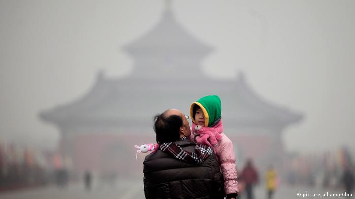 A young boy looks back while being carried by a man in front of the main hall of the 'Temple of Heaven' which is barely visible due to heavy smog in Beijing, China, 19 January 2012. The Beijing government said it will soon release stricter air pollution limits according to reports by local media, after citizens' complaints over heavy pollution which health authorities indicate lowers life expectancy by at least five years. EPA/DIEGO AZUBEL +++(c) dpa - Bildfunk+++ 
