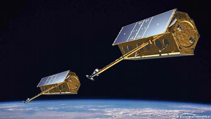 Die Computersimulation des Satellitenbauers Astrium zeigt die Radarsatelliten TerraSAR-X und TanDEM-X in engem Formationsflug im Weltall (Handout vom 15.10.2010). Der Radarsatellit TanDEM-X ist am 14.10.2010 mit seinem Zwilling TerraSAR-X in den engen Formationsflug übergegangen. Die beiden Satelliten verfolgten sich zuletzt in einem Abstand von 20 Kilometern, das entspricht einem Unterschied von knapp drei Sekunden Flugdauer. Jetzt fliegen die beiden Satelliten gemeinsam auf Augenhöhe mit nur 350 Metern Abstand und sind mit ihren Radarantennen in der Lage, gleichzeitig Aufnahmen desselben Gebiets zu machen. Ziel der Mission ist die Erstellung eines hochgenauen, dreidimensionalen Höhenmodells der gesamten Erdoberfläche. Dazu ist ein dreijähriger Parallelbetrieb der Satelliten notwendig. Foto: Astrium GmbH dpa