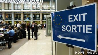 Αντιδρούν οι υπάλληλοι της ΕΕ στο ενδεχόμενο μείωσης των μισθών τους
