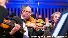 A musician plays from his score which is digitized on a tablet (Photo: Anke Ramsar, Brüssel, Copyright: Samsung BE Brussels Philharmonic)