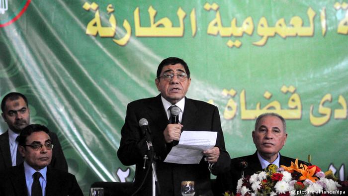 epa03484927 Egyptian former Prosecutor-General Abdel-Meguid Mahmoud speaks during a press conference over the Morsi decree, in Cairo, Egypt, 24 November 2012. Egypt's top judges on 24 November denounced President Mohamed Morsi for granting himself sweeping new powers, accusing the Islamist leader of staging an 'unprecedented attack' on the judicial system. Morsi signed a decree barring courts from dissolving an Islamist-controlled assembly drafting a new constitution. He also replaced the chief prosecutor appointed under ousted president Hosni Mubarak. EPA/AHMAD SADA +++(c) dpa - Bildfunk+++