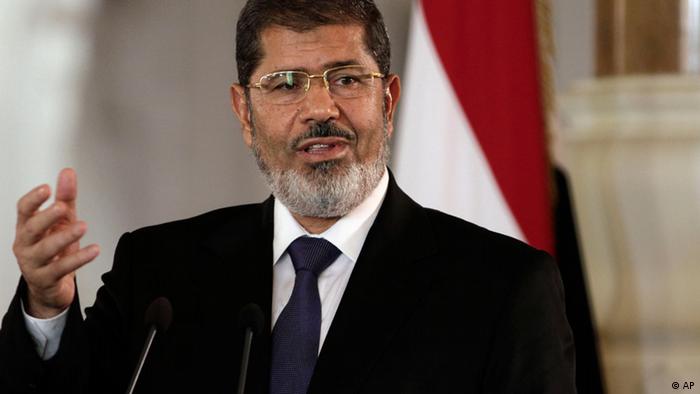 FILE - In this Friday, July 13, 2012 file photo, Egyptian President Mohammed Morsi speaks to reporters during a joint news conference with Tunisian President Moncef Marzouki, unseen, at the Presidential palace in Cairo, Egypt. Egypt’s Islamist president may hail from the fiercely anti-Israeli Muslim Brotherhood, but in his first major crisis over Israel, he is behaving much like his predecessor, Hosni Mubarak:. He recalled the ambassador and engaged in empty rhetoric supporting Palestinians. Mohammed Morsi is under pressure at home to do more but he is just as wary as Mubarak about straining ties with the United States. (Foto:Maya Alleruzzo, File/AP/dapd)