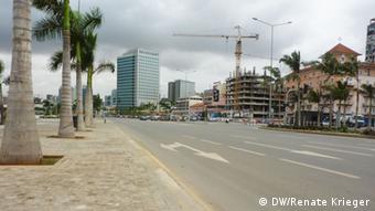 A Avenida 4 de Fevereiro, em Luanda, é testemunho da riqueza vinda com o petróleo