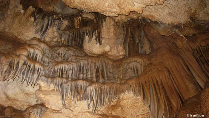 Höhle Nakhgir
Höhlen sind das Gedächtnis der Erde. Im Iran wurden bis heute 598 Höhlen entdeckt. Die bis zu 70 Millionen Jahre alten Höhlen sind zum größten Teil noch nicht erforscht. Manche dieser Höhlen sind touristisch erschlossen. Die zugänglichen Höhlen sind durch Zerstörung bedroht.
***
Quelle: IranCaves.ir
Lizenz: Frei