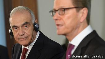 محمد کمال عمر، وزیر خارجه مستعفی مصر (چپ) در کنار گیدو وستروله، وزیر امورخارجه آلمان