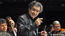 Der Dirigent Riccardo Sahiti im Kreise seiner Musiker (Foto: Björn Hadem)