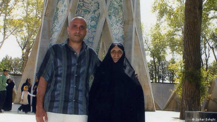 ستار بهشتی و مادرش، خانم گوهر عشقی
