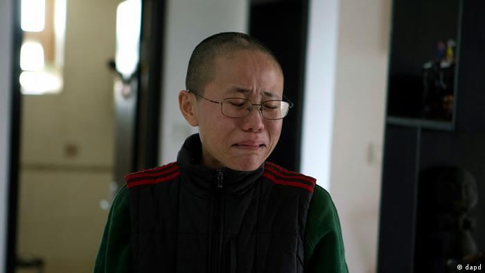 Liu Xia, wife of 2010 Nobel Peace Prize winner Liu Xiaobo, reacts emotionally to an unexpected visit by journalists from The Associated Press at her home in Beijing, China, on Thursday, Dec. 6, 2012. Liu trembled uncontrollably and cried Thursday as she described how her confinement under house arrest has been absurd and emotionally draining in the two years since her jailed activist husband was named a Nobel Peace laureate. (Foto:Ng Han Guan/AP/dapd)